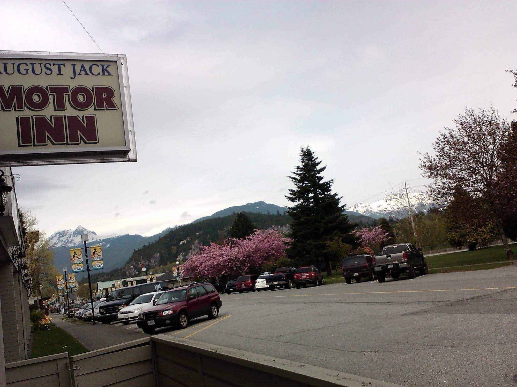 August Jack Motor Inn Squamish Bagian luar foto